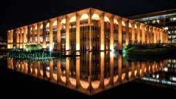 Fachada iluminada do Palácio Itamaraty, sede do Ministério das Relações Exteriores, em Brasília, à noite