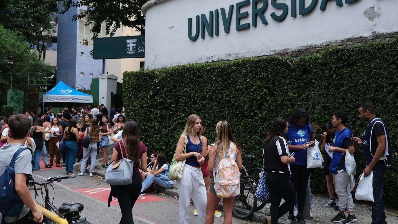 Candidatos aguardam em fila do lado de fora de universidade antes de prova do Enem, em foto de arquivo da edição 2025