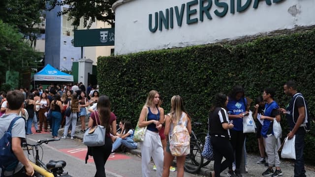 Candidatos aguardam em fila do lado de fora de universidade antes de prova do Enem, em foto de arquivo da edição 2025