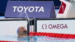 Nadador paralímpico emerge da piscina durante competição