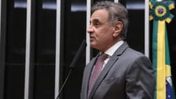 Aécio Neves discursa ao microfone no plenário da Câmara dos Deputados, em Brasília