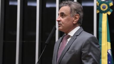 Aécio Neves discursa ao microfone no plenário da Câmara dos Deputados, em Brasília
