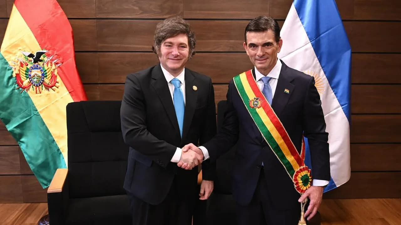 Javier Milei cumprimenta o presidente da Bolívia, Rodrigo Paz, em encontro oficial
