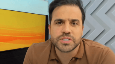 Pablo Marçal em entrevista de TV, vestindo camisa polo marrom