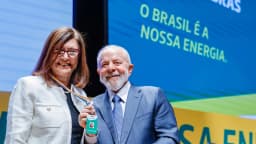 Magda Chambriard, presidente da Petrobras, ao lado do presidente Lula em evento com telão dizendo 'O Brasil é a nossa energia'