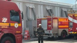 Viatura e bombeiros atendem ocorrência de incêndio em prédio (foto de arquivo)