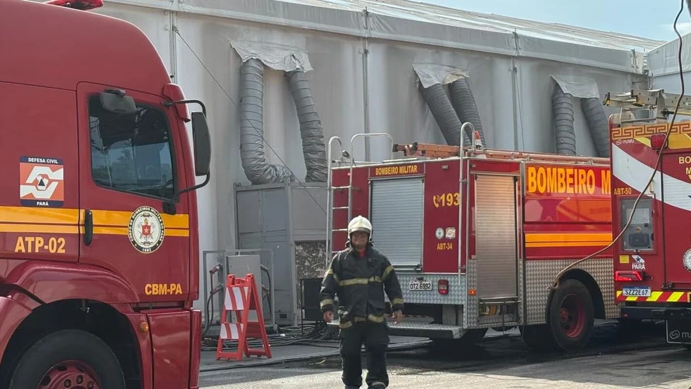 Viatura e bombeiros atendem ocorrência de incêndio em prédio (foto de arquivo)