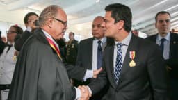Sérgio Moro cumprimenta autoridade durante cerimônia da Medalha Honra ao Mérito