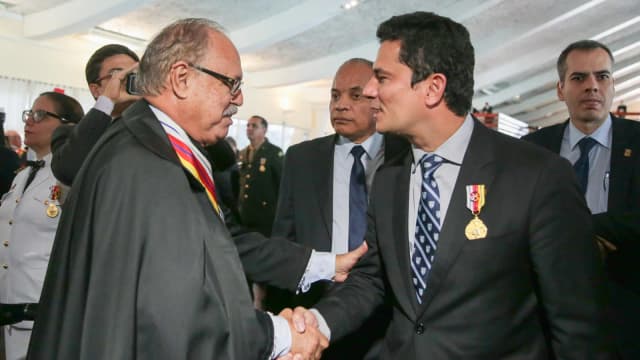 Sérgio Moro cumprimenta autoridade durante cerimônia da Medalha Honra ao Mérito