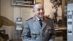 General Carsten Breuer, da Alemanha, sorri durante cerimônia, vestindo uniforme militar com o nome 'Breuer' no peito