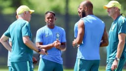 Carlo Ancelotti conversa com jogadores da Seleção Brasileira durante treino