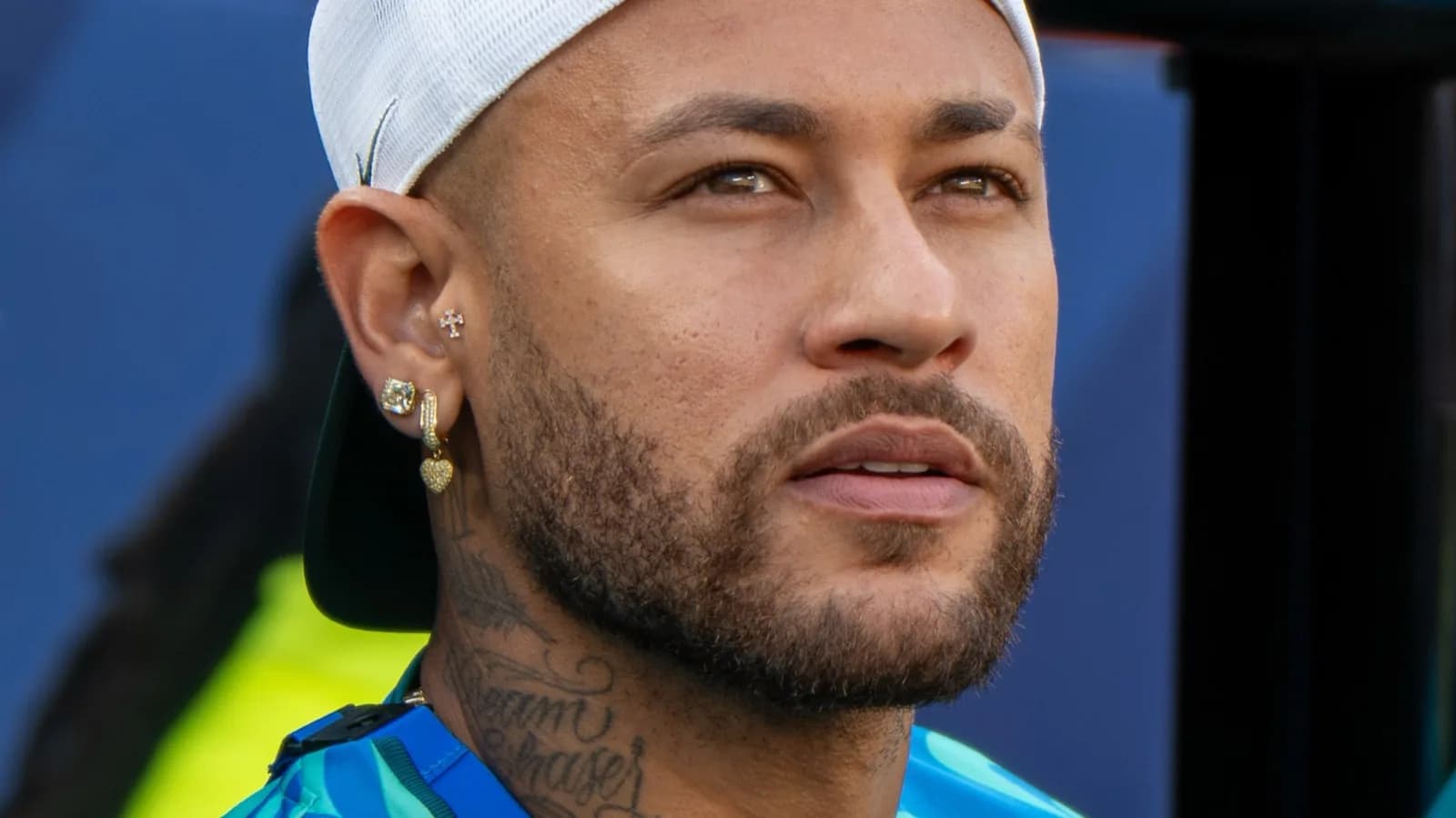 Neymar sorrindo, com boné do Nike e camisa da Copa do Mundo 2026, foto de arquivo