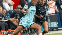 A atacante Geyse disputa a bola em partida pelo Gotham FC, com uniforme verde-água