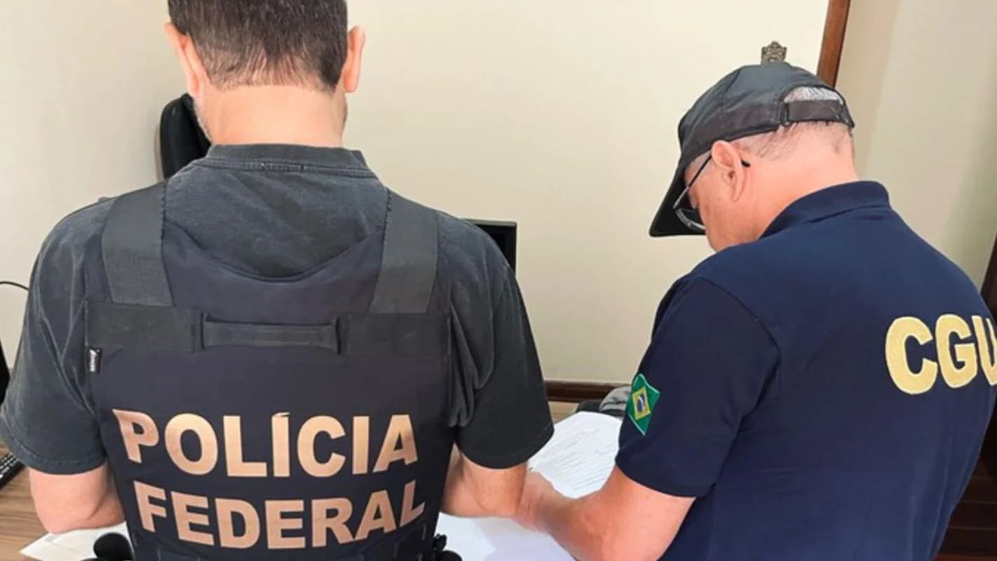 Agentes da Polícia Federal e da CGU durante operação que apura fraudes no INSS, foto de arquivo