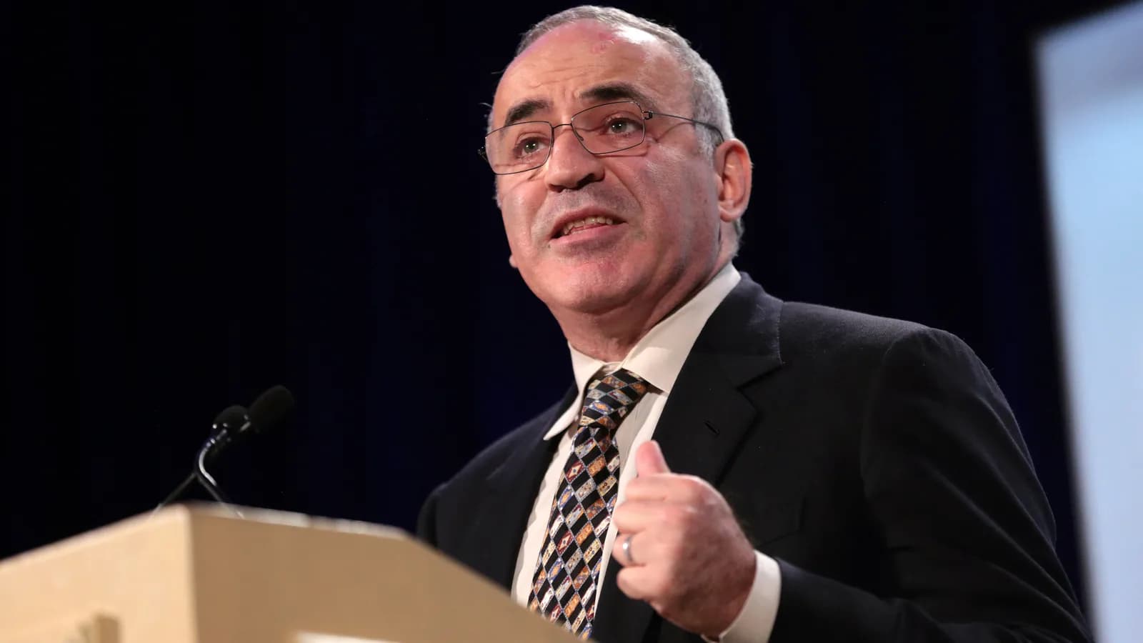 Garry Kasparov discursa em um púlpito