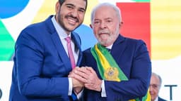 Jorge Messias cumprimenta o presidente Lula durante cerimônia de posse como ministro-chefe da AGU