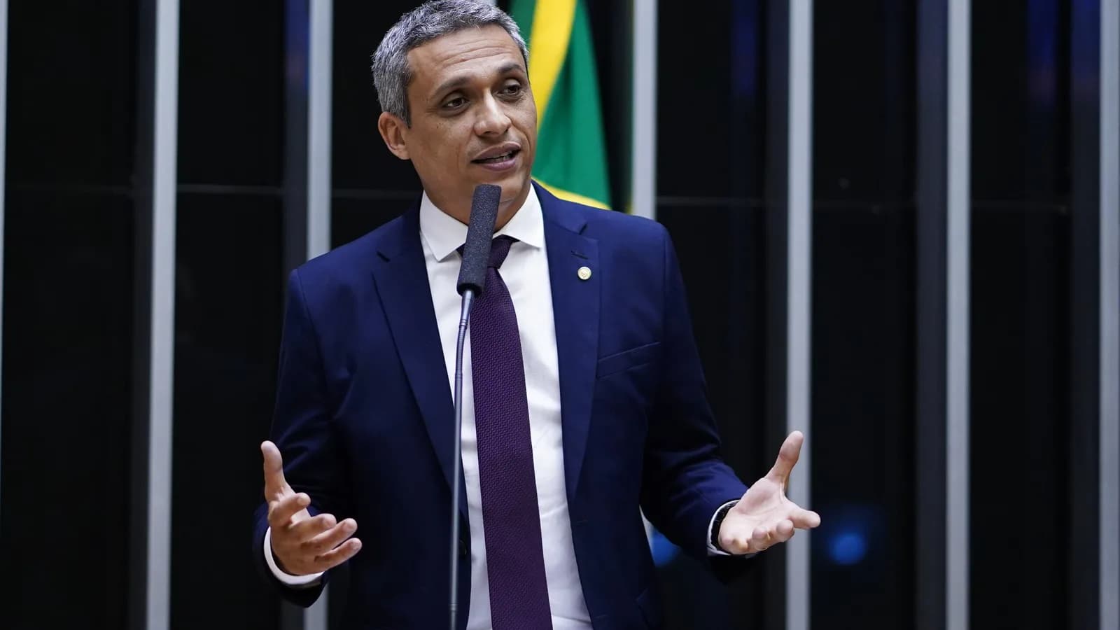 O deputado Gustavo Gayer discursa na tribuna da Câmara dos Deputados
