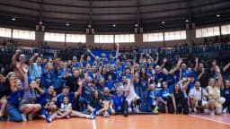 Jogadores do Sada Cruzeiro comemoram título com a torcida organizada no ginásio