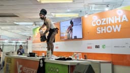 Chef durante apresentação de Cozinha Show em feira de gastronomia (imagem de arquivo)