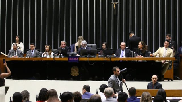 Plenário da Câmara dos Deputados em sessão, com parlamentares nas bancadas