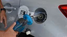 Motorista abastece o carro com combustível em posto de gasolina (foto de arquivo)