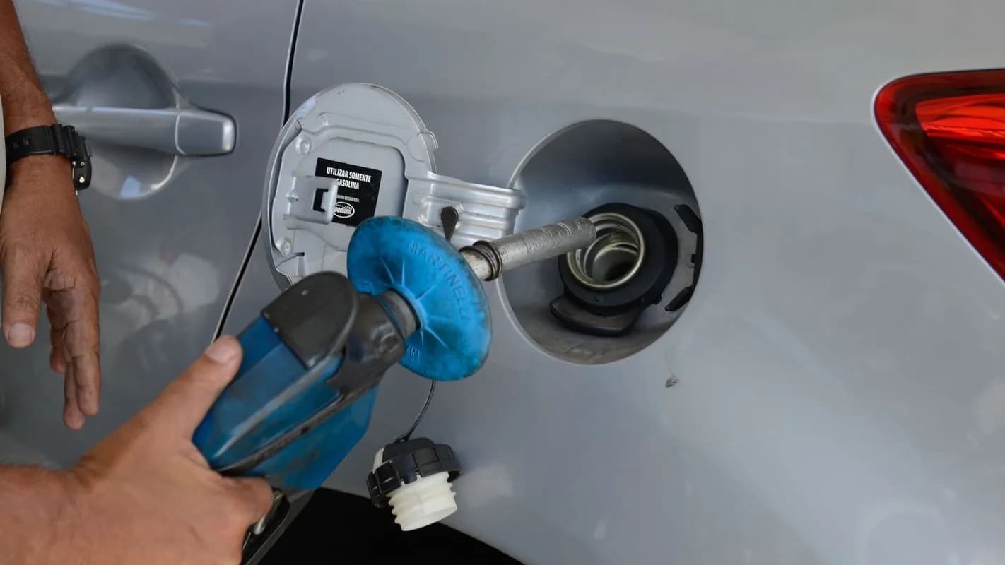 Motorista abastece o carro com combustível em posto de gasolina (foto de arquivo)