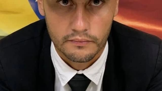 Cleitinho Azevedo, de terno e gravata, em foto de arquivo