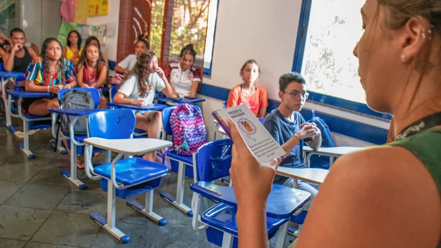 Professora dá aula para alunos em sala de escola pública (foto de arquivo)
