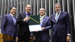 O ministro Kassio Nunes Marques recebe homenagem ao lado de outras autoridades em cerimônia na Câmara dos Deputados