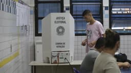Cabina de votação da Justiça Eleitoral com eleitor se aproximando da urna (imagem de arquivo de eleição anterior)