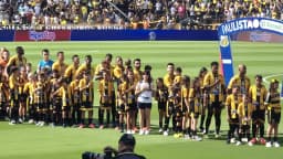 Jogadores do Grêmio Novorizontino perfilados no gramado, uniforme amarelo e preto, antes de partida no Estádio Jorge Ismael de Biasi