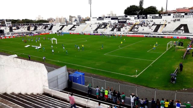 Jogo do Ponte Preta no estádio Moisés Lucarelli pelo Campeonato Brasileiro