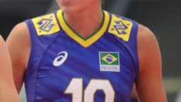 Gabi Guimarães em quadra durante jogo da seleção brasileira de vôlei