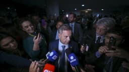 O senador Rogério Marinho (PL-RN), coordenador da campanha de Flávio Bolsonaro, fala à imprensa cercado de microfones