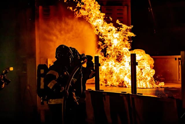 Imagem ilustrativa: firefighters, firefighting, fire, dark, night, fire, fire, fire, fire, fire