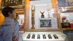 Visitantes observam troféus e fotos no acervo do Museu Pelé, em Santos