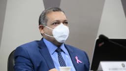 Kassio Nunes Marques em sabatina no Senado, de terno azul e máscara de proteção