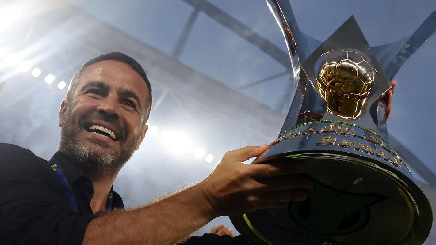 Artur Jorge sorri ao erguer troféu em foto de arquivo