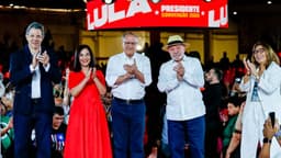Fernando Haddad ao lado de Geraldo Alckmin e do presidente Lula durante evento de campanha do PT em São Paulo (foto de arquivo)