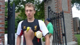 Lucas Leiva, com uniforme do Liverpool, assina autógrafo para torcedores