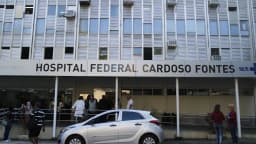 Fachada do Hospital Federal Cardoso Fontes, unidade do SUS no Rio de Janeiro, com pacientes e profissional de saúde na entrada (foto de arquivo, ilustrativa)