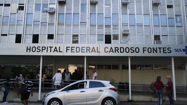 Fachada do Hospital Federal Cardoso Fontes, unidade do SUS no Rio de Janeiro, com pacientes e profissional de saúde na entrada (foto de arquivo, ilustrativa)