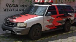 Viatura da Polícia Civil de São Paulo estacionada em vaga reservada