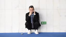 O senador Cleitinho Azevedo ao telefone