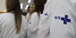 Profissionais de saúde do SUS em corredor de hospital (foto de arquivo, ilustrativa)