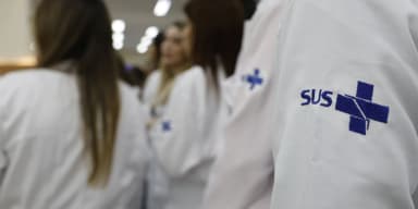 Profissionais de saúde do SUS em corredor de hospital (foto de arquivo, ilustrativa)