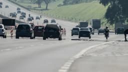 Veículos trafegam em rodovia paulista em foto de arquivo