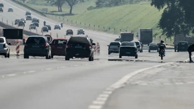 Veículos trafegam em rodovia paulista em foto de arquivo