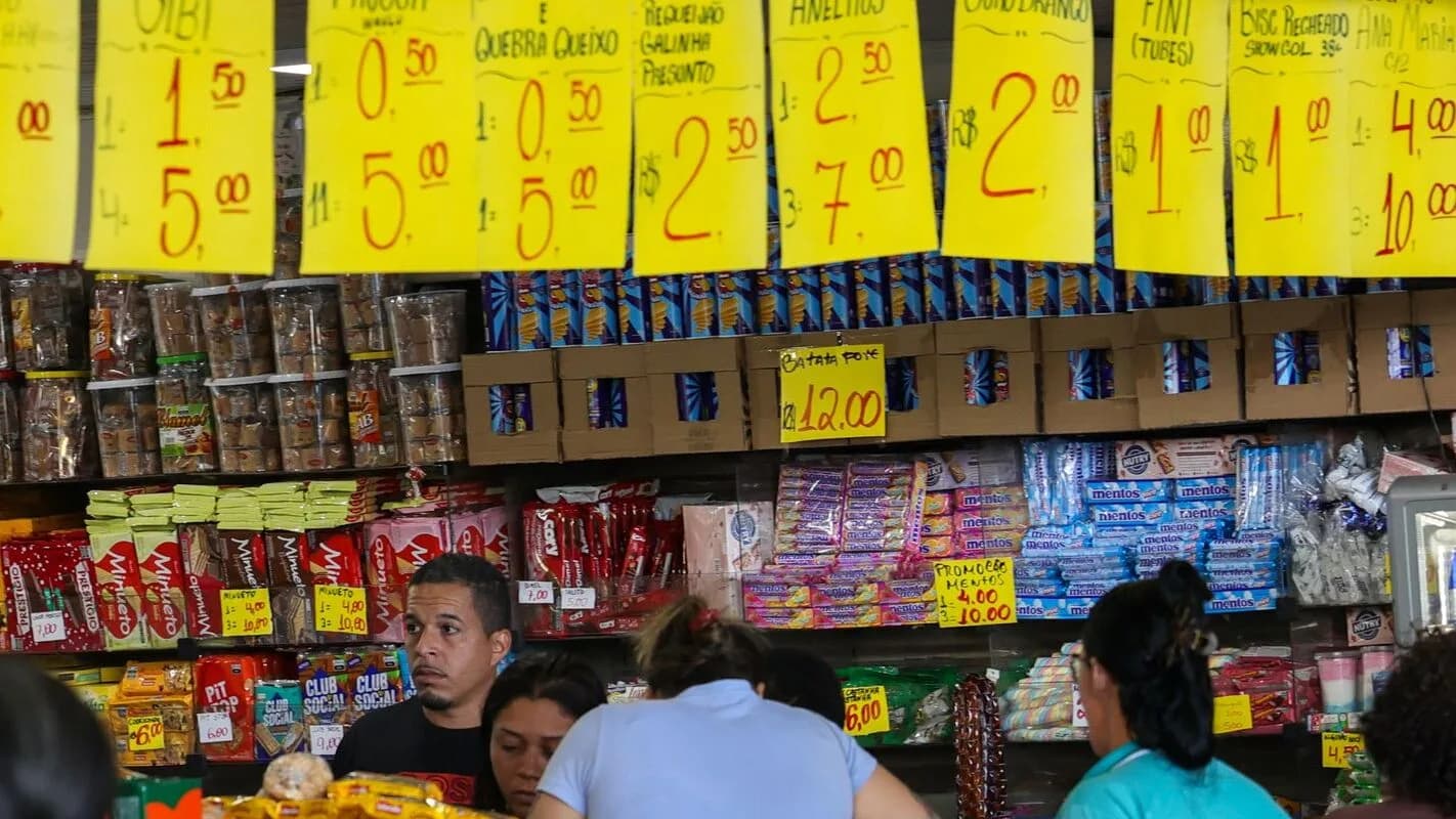 Comércio com produtos expostos e preços em etiquetas, com clientes e vendedores