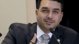 Flávio Bolsonaro fala ao microfone durante audiência no Senado